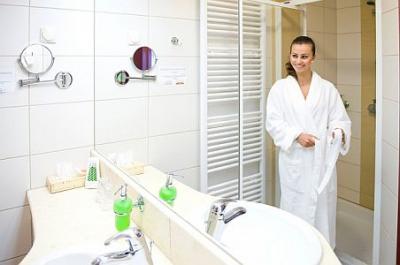 Airport Hotel Budapest 4* piękna łazienka - ✔️ Airport Hotel Budapest**** - hotel z darmowym transportem z lotniska