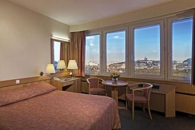 Pokój dwuosobowy - Hotel Budapest - okrągły hotel z panoramą dookoła w Budzie - ✔️ Hotel Budapest**** Budapest - Słynny hotel z ofertami promocyjnymi blisko do pł. Moszkva