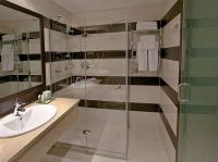 Nowoczesna i elegancka łazienka w Hotelu Aquaworld Budapest