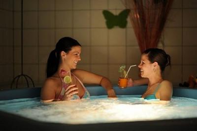 Jacuzzi -Hotel Millennium Budapest  - Tanie pokoi przy drodze od portu lotnicznego do centrum Budapesztu - Hotel Millennium Budapest - Hotel na placu Nagyvarad, przy drodze od portu lotnicznego Ferihegy do centrum Budapesztu