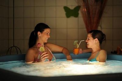 Jacuzzi -Hotel Millennium Budapest  - Tanie pokoi przy drodze od portu lotnicznego do centrum Budapesztu - Hotel Millennium Budapest - Hotel na placu Nagyvarad, przy drodze od portu lotnicznego Ferihegy do centrum Budapesztu