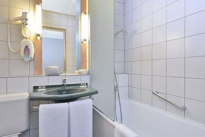 Higienyczna łazienka w Hotelu Ibis Budapeszt, tani nocleg na Węgrzech - Ibis Budapest Citysouth*** - Zdyskontowany hotel Ibis w pobliżu lotniska