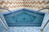 Kąpiel perełkowa w wannie jacuzzi - Hotel Rubin Wellness w Budzie